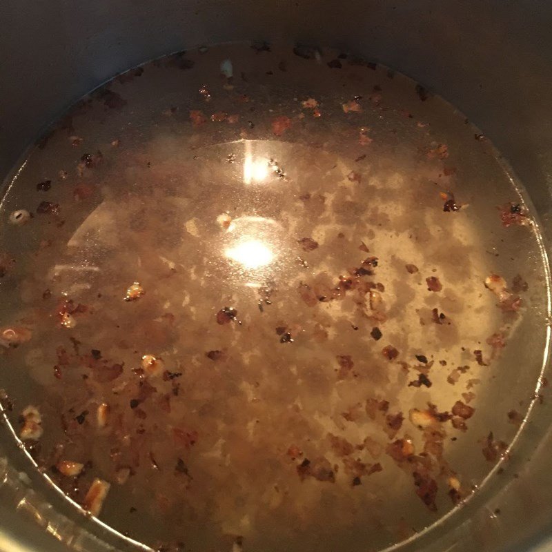 nồi canh mướp lạc đang đun sôi trên bếp