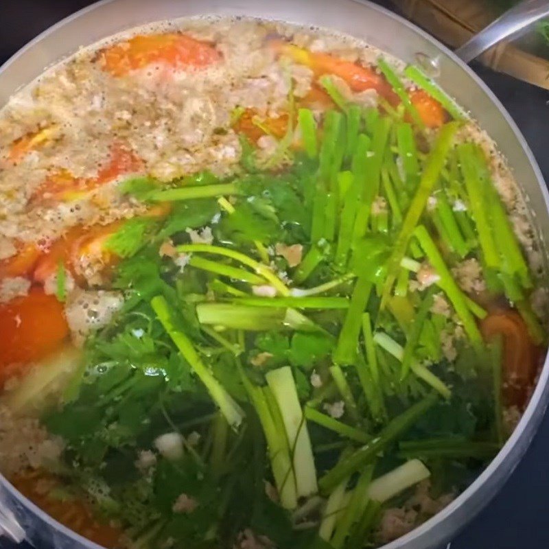 Nồi canh riêu cua nấu ngót đang sôi trên bếp