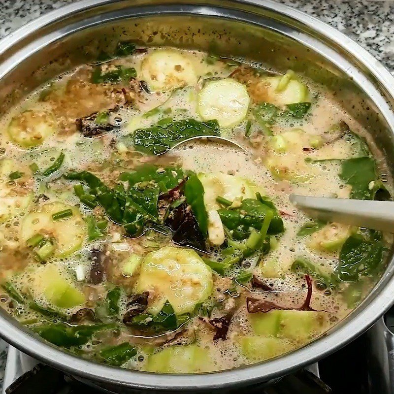 Nồi canh riêu cua nấu tập tàng đang sôi nhẹ