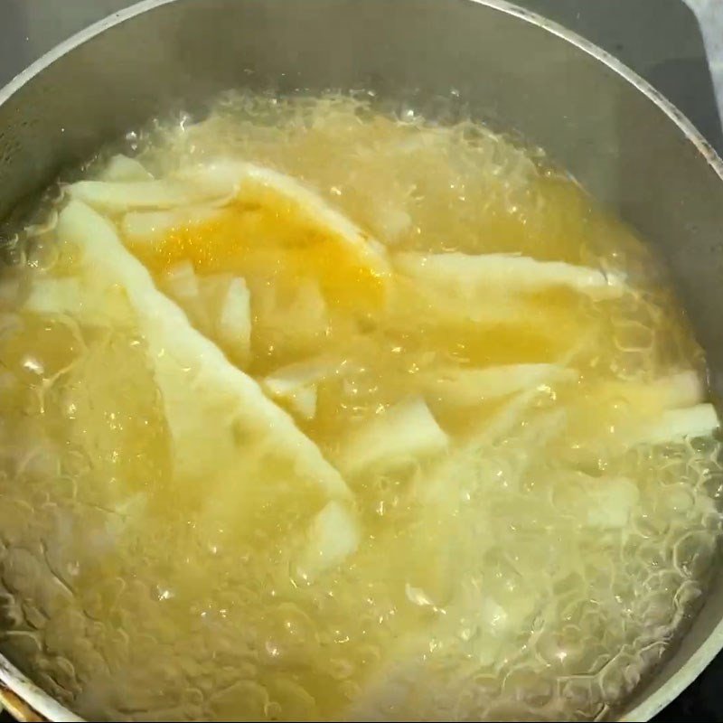 Nồi canh rươi khế chua nghi ngút khói trên bếp