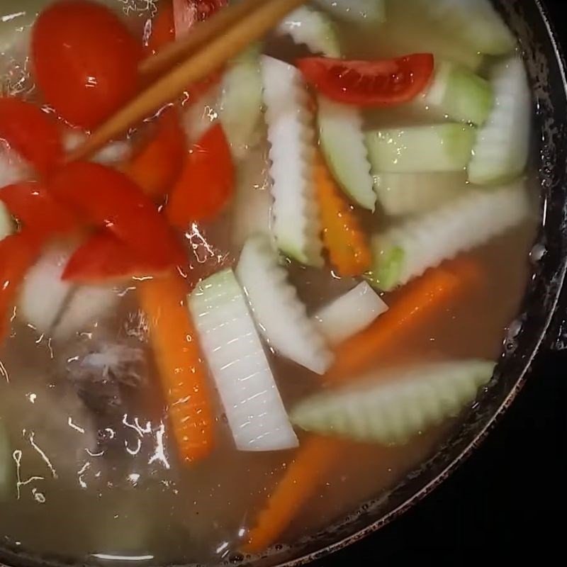Nồi canh su hào xương heo đang nấu sôi