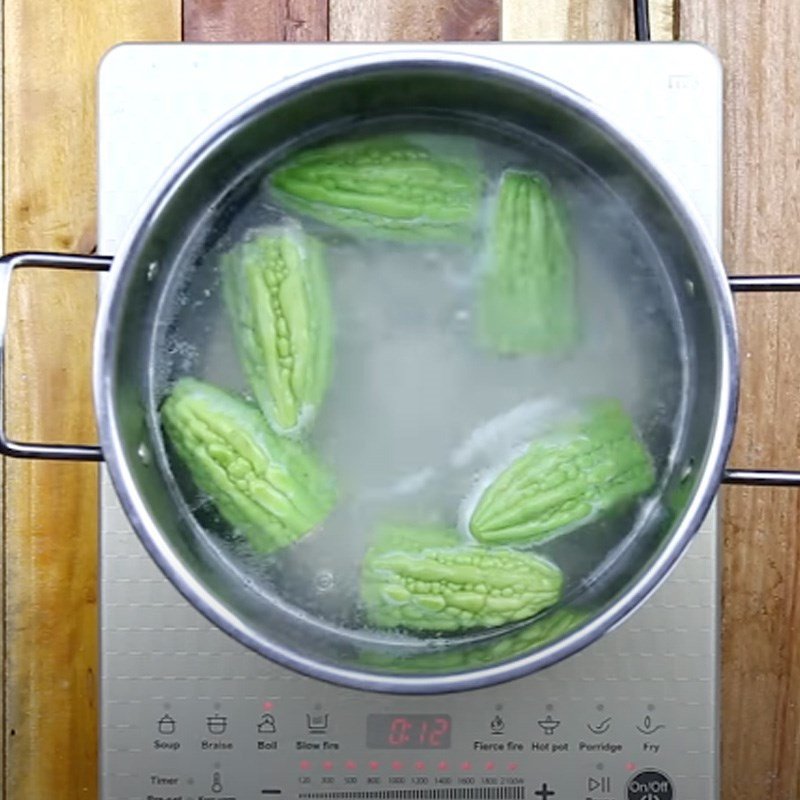 Nồi canh thịt nhồi mướp đắng đang được hầm trên bếp