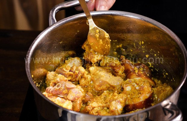 Nồi chân giò giả cầy đang được ninh trên lửa lớn để thịt mềm và thấm vị