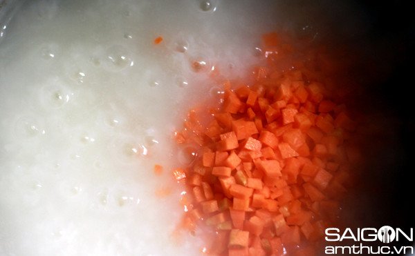 nồi cháo đang được nấu cùng cà rốt