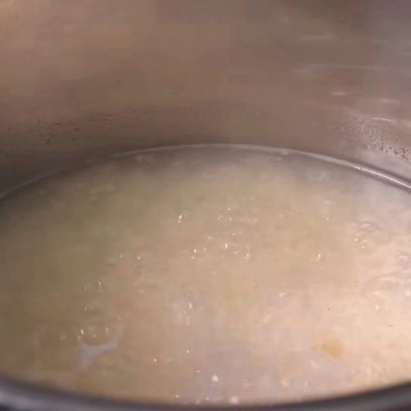 Nồi cháo gạo rang đang được nấu