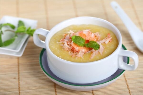 Nồi cháo hải sản đang sôi nhẹ, nghi ngút khói, với các loại hải sản tươi ngon bên trong