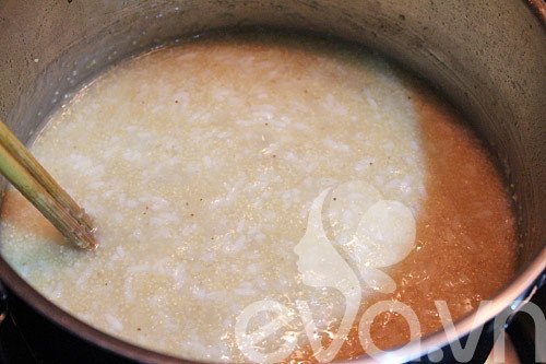 Nồi cháo kê đang sôi nhẹ trên bếp