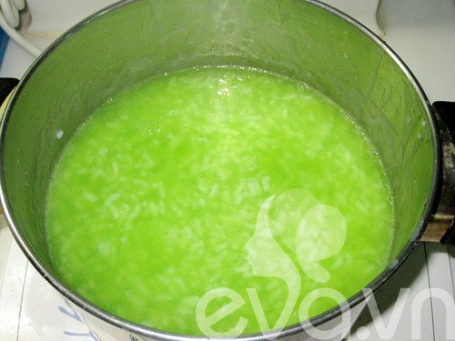 Nồi cháo lá dứa sau khi tắt bếp, giữ màu xanh tươi mát, hoàn thiện một phần quan trọng của cách nấu cháo lá dứa