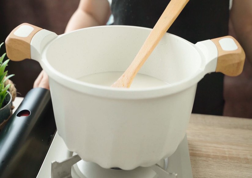 Nồi cháo sườn bột đang được nấu trên bếp, với độ sánh mịn hoàn hảo