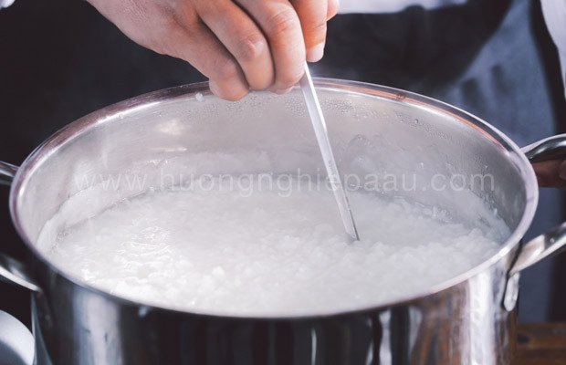 Nồi cháo trắng sánh mịn, thơm ngon, là phần nền hoàn hảo cho món cháo ếch Singapore