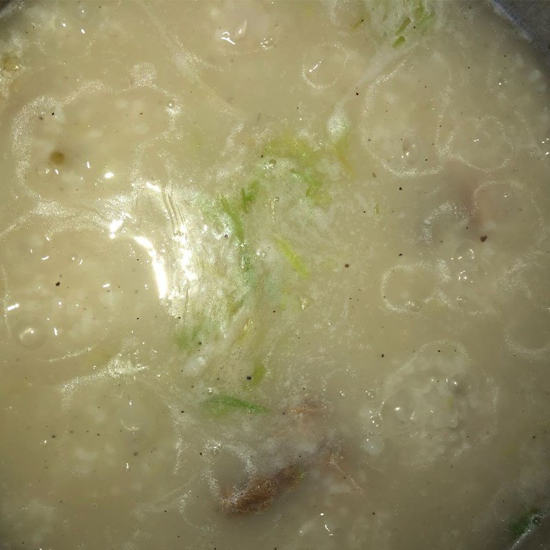 Nồi cháo xương heo đang sôi liu riu trên bếp