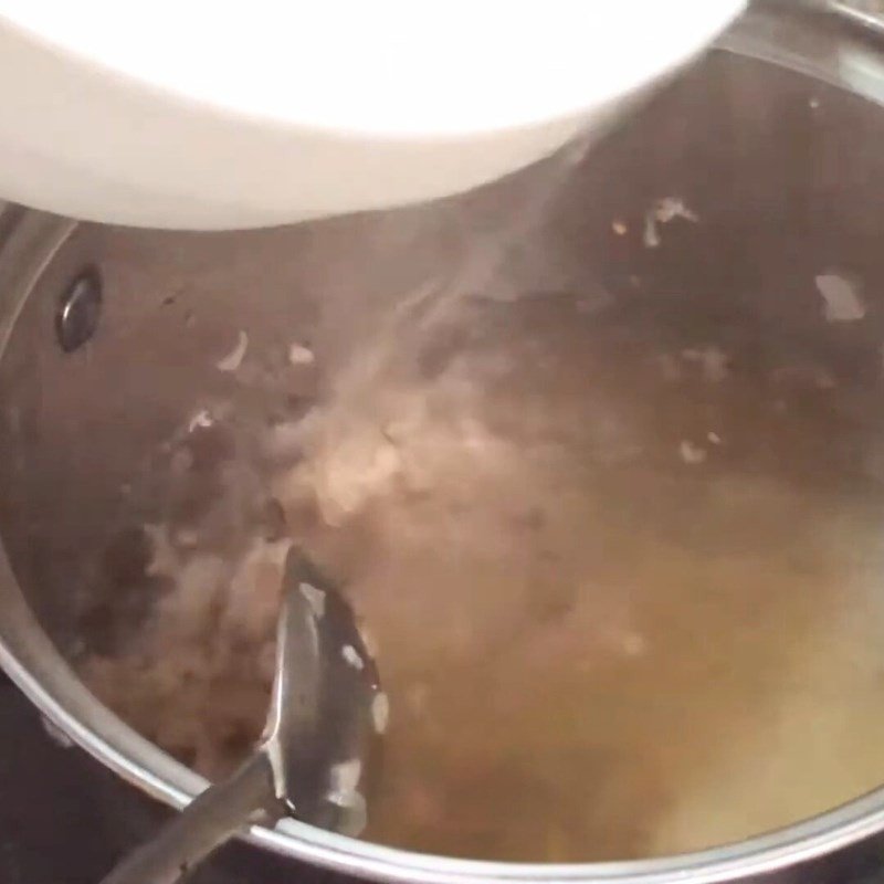 Nồi cháo yến mạch thịt băm đang sôi, sẵn sàng cho bữa ăn