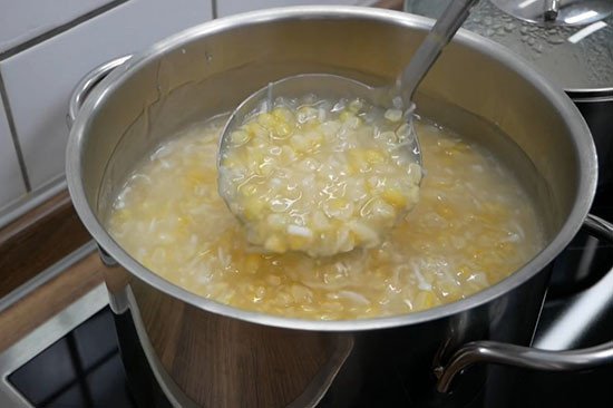 Nồi chè bắp nếp đang sôi, các nguyên liệu chín đều và hòa quyện