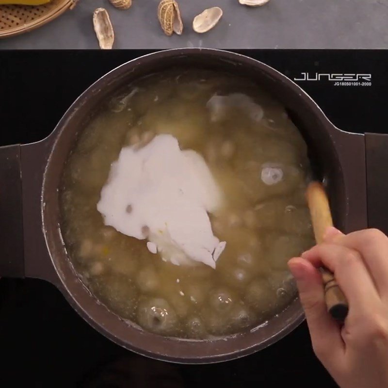 Nồi chè bí đỏ đậu phộng đang nấu