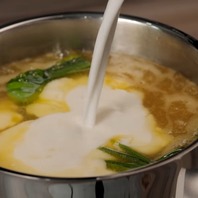 Nồi chè chuối bột năng đã được hoàn thiện, sẵn sàng để thưởng thức