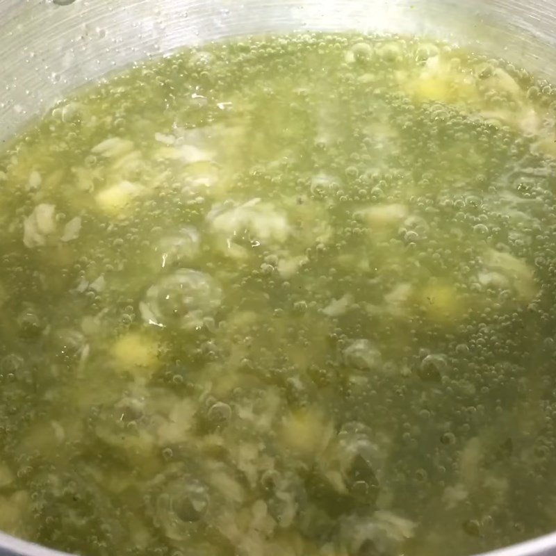 Nồi chè cốm hạt sen lá dứa đang sôi nhẹ, các nguyên liệu hòa quyện tạo hương vị