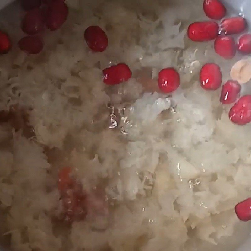 Nồi chè củ năng nấm tuyết đang nấu