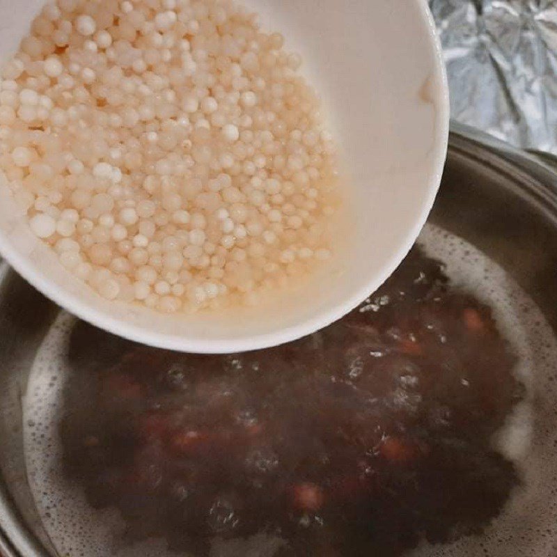 Nồi chè đậu đỏ bột báng đang được nấu sôi trên bếp