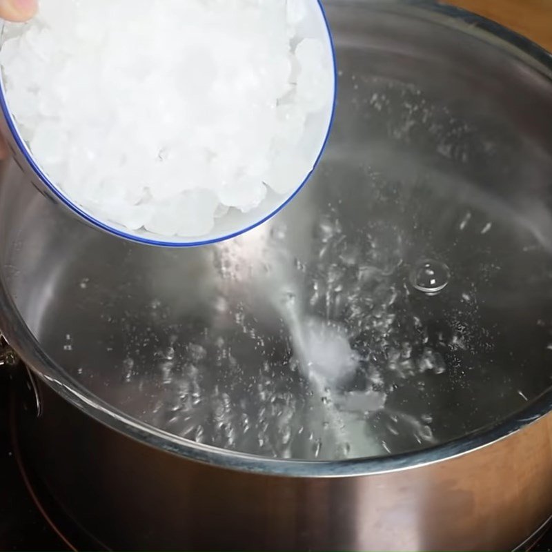 Nồi chè hoa cau đang được nấu sôi, các nguyên liệu hòa quyện tạo nên màu sắc và hương thơm hấp dẫn