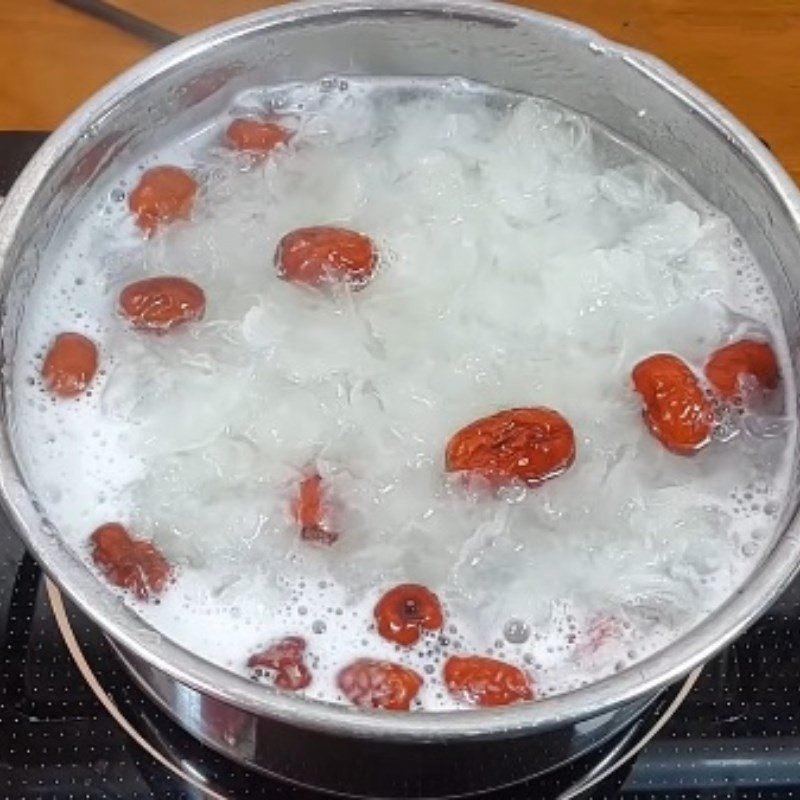 Nồi chè nấm tuyết đang được hầm cùng hạt sen và táo đỏ