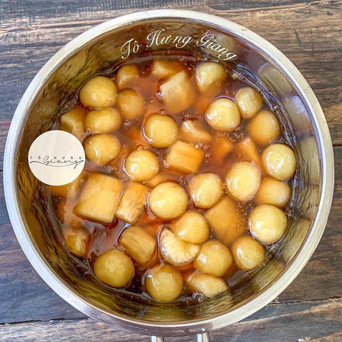 Nồi chè sắn dẻo đang sôi cùng những viên mochi