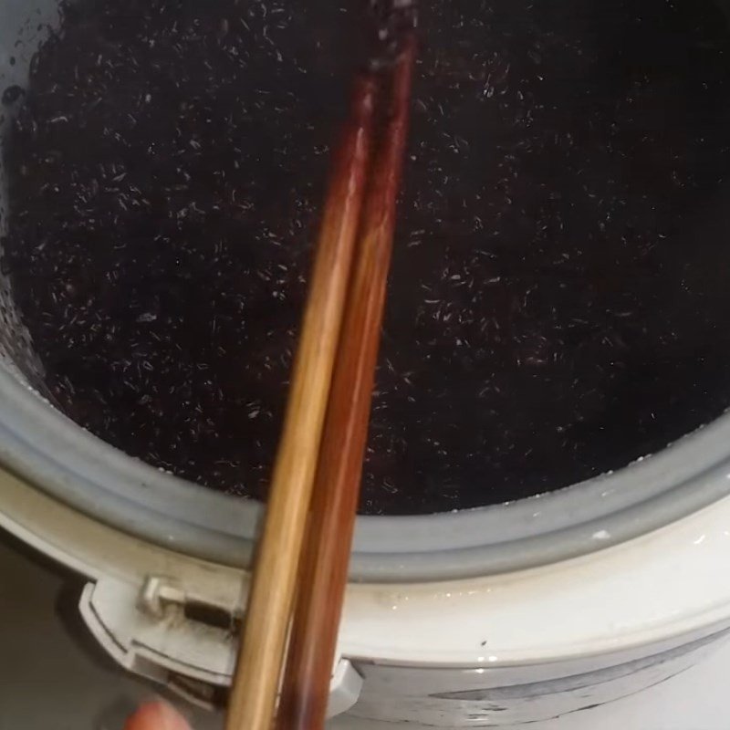 Nồi cơm điện đang nấu nếp cẩm