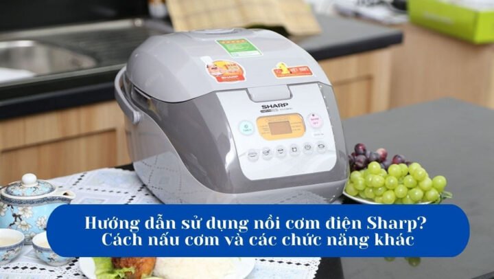 Nồi cơm điện Sharp màu trắng, nắp mở, với tô cơm trắng dẻo bên trong sẵn sàng phục vụ