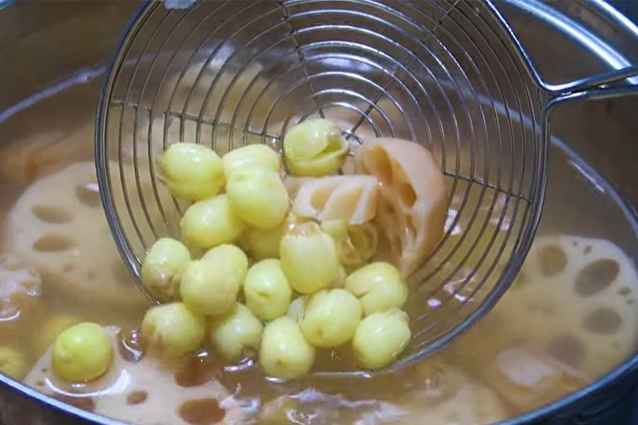 Nồi củ sen và hạt sen đang được luộc chín tới, chuẩn bị cho chè sâm bổ lượng