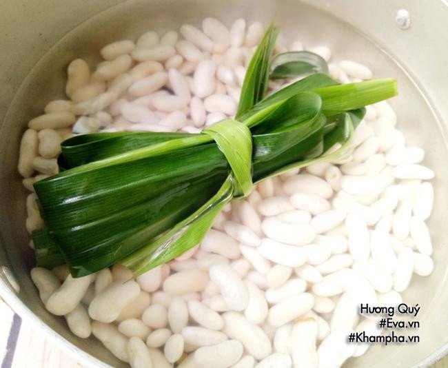 Nồi đậu trắng hạt to đang được nấu trên bếp