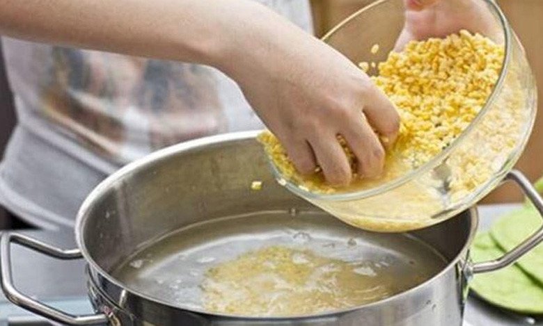 Nồi đậu xanh đang được nấu chín mềm để làm chè sầu riêng