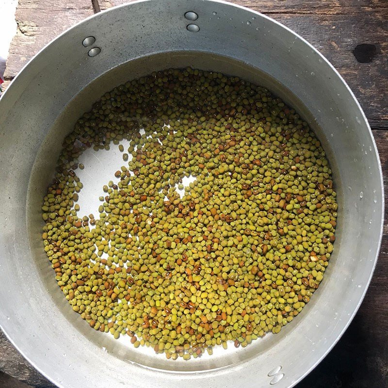 Nồi đậu xanh đang được nấu trên bếp