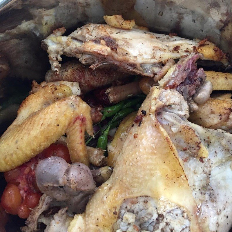 Nồi gà tiềm ớt hiểm đang được hầm nhừ, hương vị hòa quyện