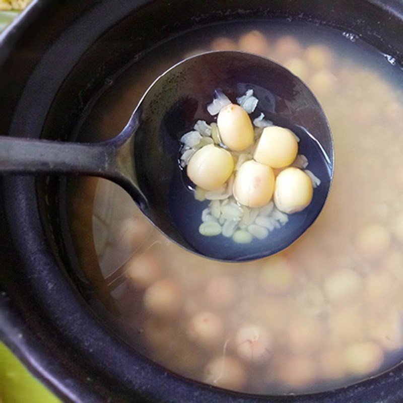 Nồi hạt sen và đậu xanh đang sôi trên bếp, chuẩn bị cho cách nấu chè cốm