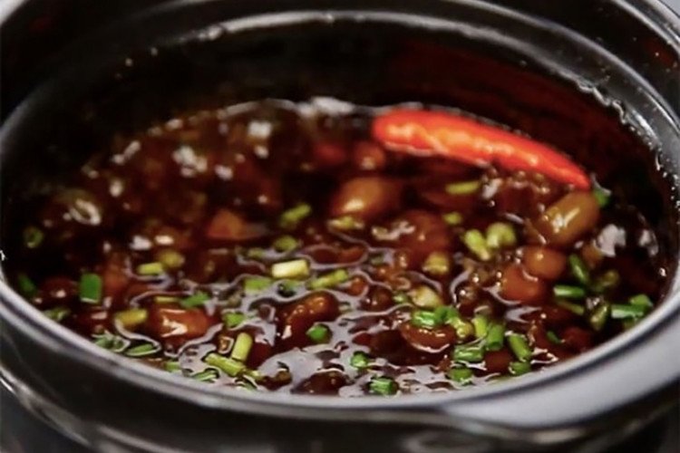 Nồi kho quẹt tôm khô thịt ba chỉ đang rim trên lửa nhỏ