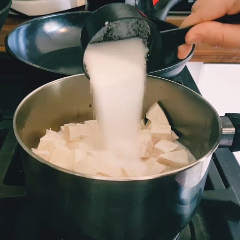 Nồi khoai môn đang được nấu cùng sữa tươi trên bếp