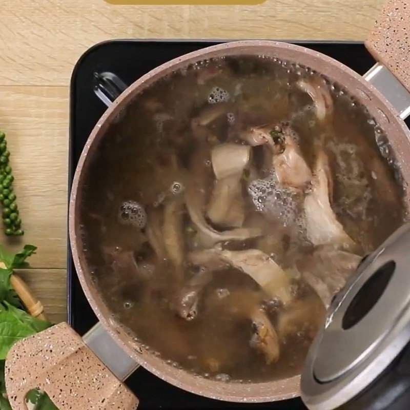 Nồi lẩu bao tử hầm tiêu xanh đang sôi sục trên bếp