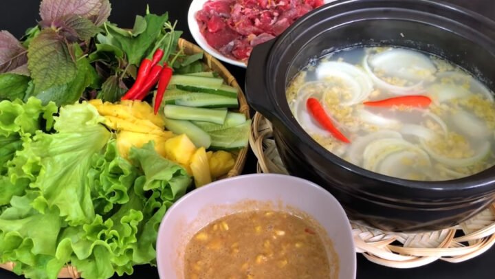 Nồi lẩu bò nhúng mẻ nóng hổi, nghi ngút khói với nước mẻ ngon chua thanh