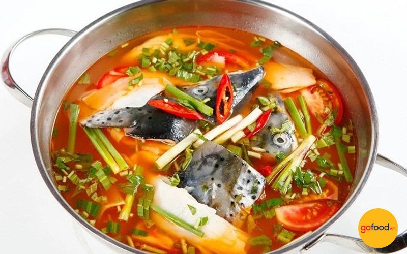 Nồi lẩu cá hồi măng chua nóng hổi, thơm lừng