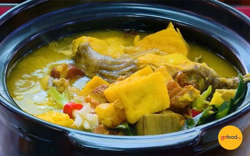 Nồi lẩu cá lăng chuối đậu đầy ắp, màu sắc hài hòa và hương vị truyền thống