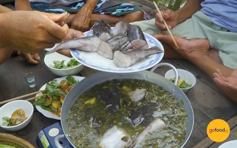 Nồi lẩu cá lăng lá giang hấp dẫn với màu xanh của lá giang, miếng cá lăng trắng ngần