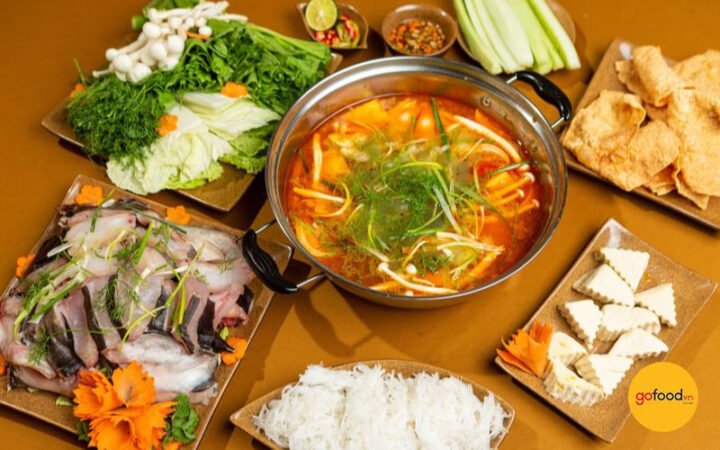 Nồi lẩu cá lăng miền Bắc nóng hổi với rau ăn kèm