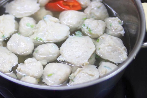 Nồi lẩu cá thác lác với nước dùng rau củ thanh mát