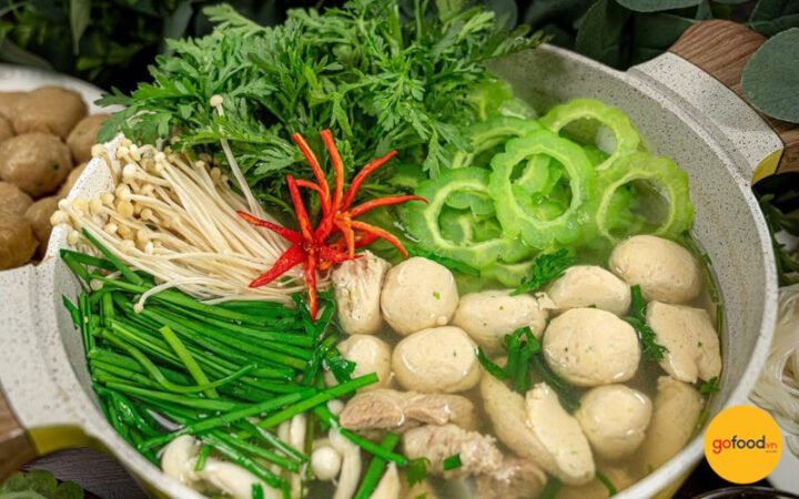 Nồi lẩu chả cá thác lác khổ qua nóng hổi, chả cá dai ngon, nước dùng thanh mát