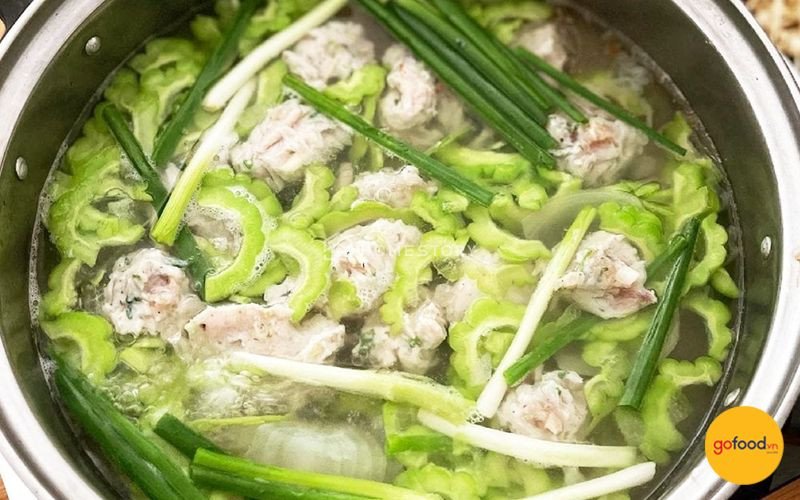 Nồi lẩu chả cá thác lác nước dừa thanh ngọt, hấp dẫn với các loại rau tươi xanh