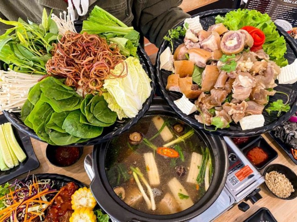 Nồi lẩu chó bia thơm lừng chuẩn bị thưởng thức