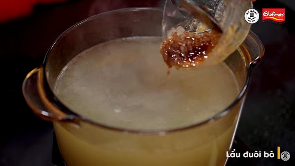 Nồi lẩu đuôi bò bốc khói nghi ngút cùng thịt bò nhúng