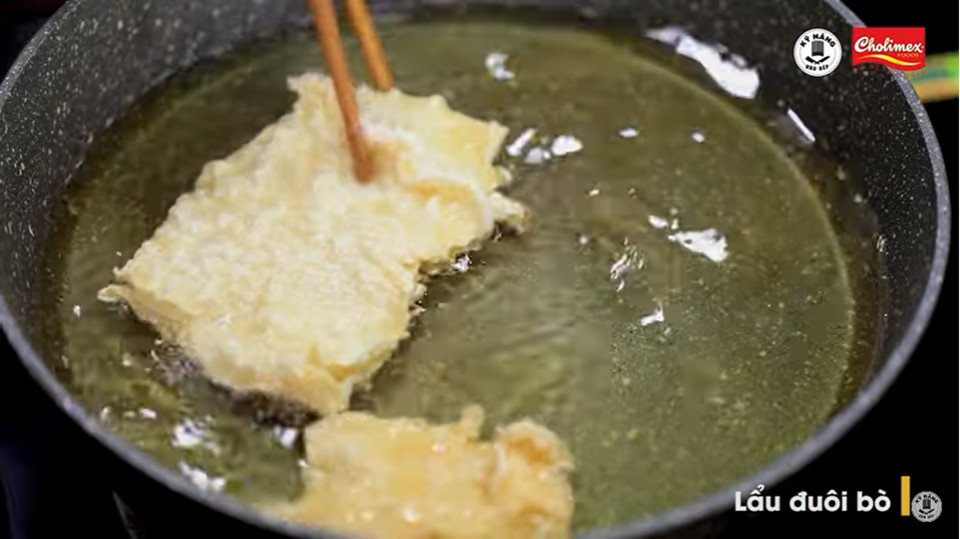 Nồi lẩu đuôi bò sôi sùng sục, sẵn sàng để thưởng thức