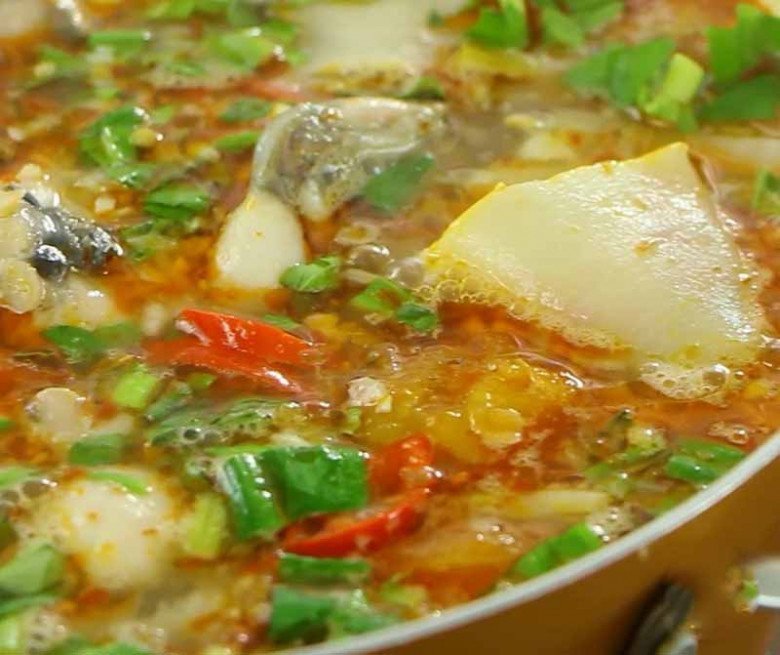 Nồi lẩu ếch măng chua sôi sục, tỏa hương thơm ngào ngạt