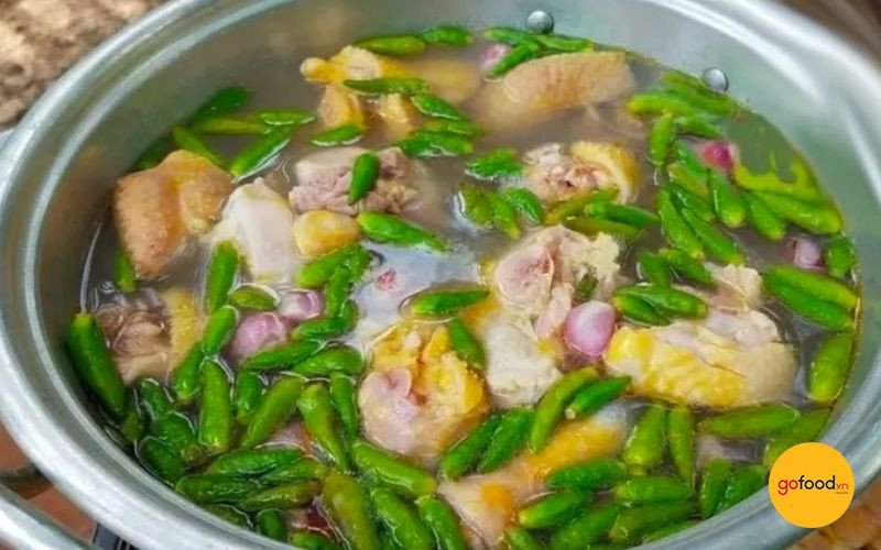 Nồi lẩu gà lá giang với nấm hương và các loại rau ăn kèm, tạo nên bữa ăn ấm cúng