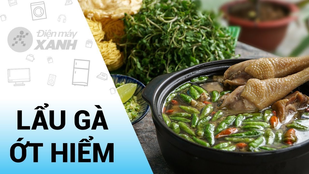 Nồi lẩu gà ớt hiểm sôi sục, thơm lừng trên bếp